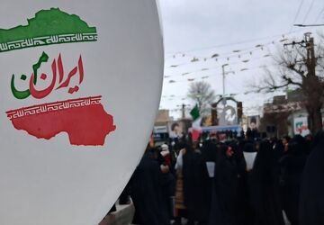 شور و حال وصف نشدنی دانش آموزان در جشن راهپیمایی ۲۲ بهمن الیگودرز 