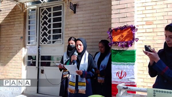 جشن میلاد حضرت زینب (س) و روز پرستار در دبیرستان دخترانه عزت طلایی نیشابور 