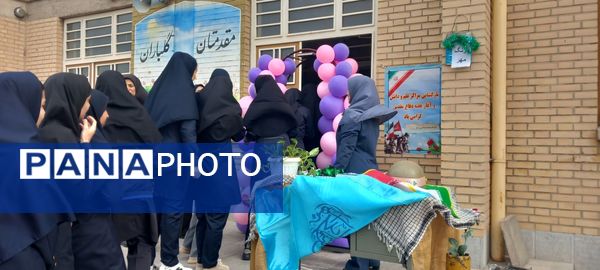 گرامیداشت هفته دفاع مقدس همزمان با آغاز سال تحصیلی در دبیرستان کوثر جلگه رخ