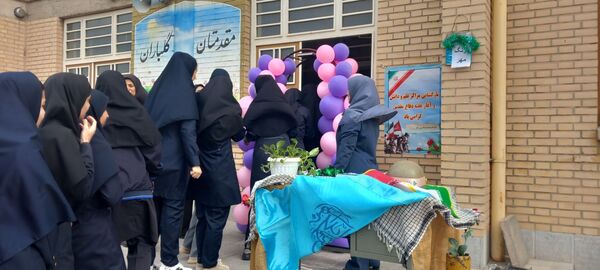 گرامیداشت هفته دفاع مقدس همزمان با آغاز سال تحصیلی در دبیرستان کوثر جلگه رخ