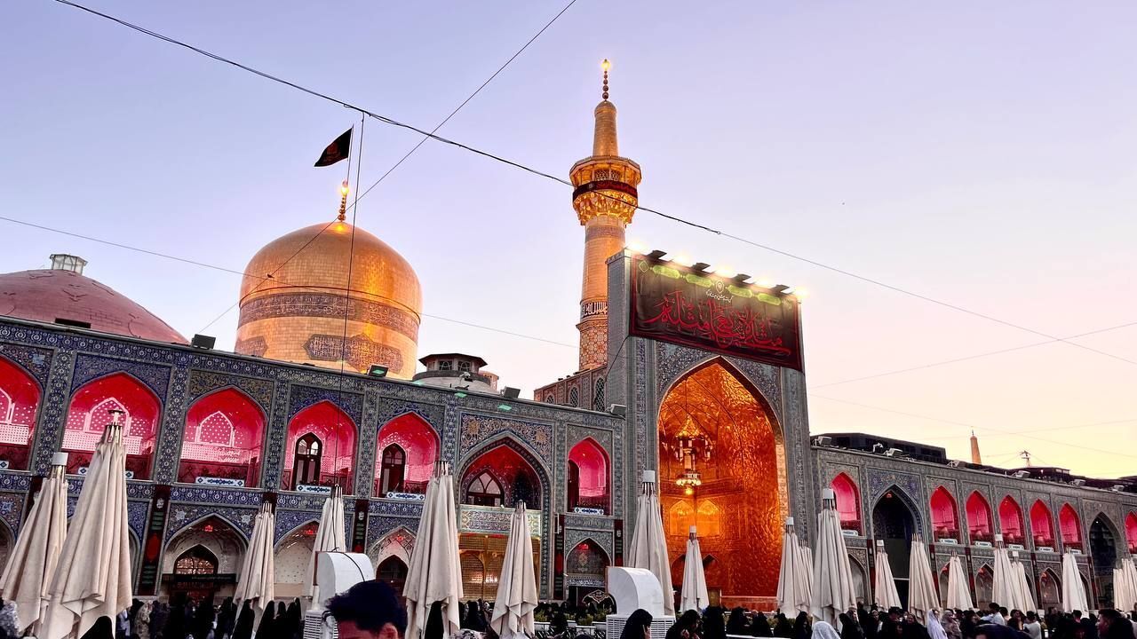آرامشی زیر گنبد طلای امام رضا (ع)