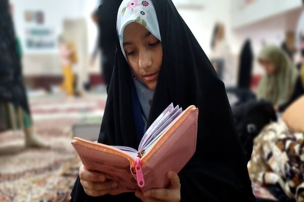 قرائت دعای ام داوود توسط معتکفین دختر 