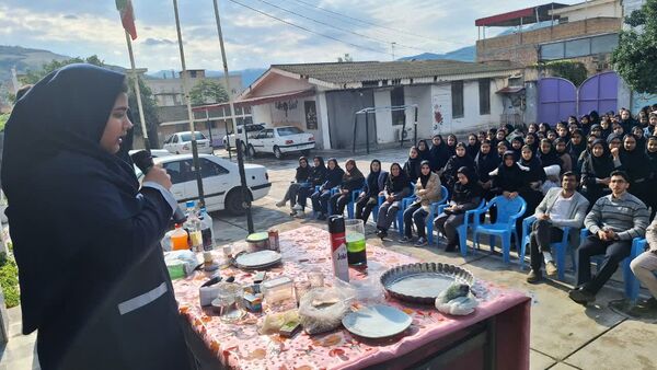 تربیت دانش‌آموز کنجکاو با آزمایش در مدرسه 
