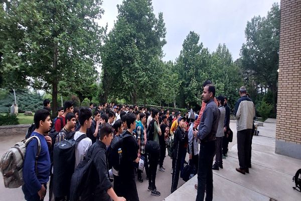 جشن تکلیف پسران پایه هشتم دبیرستان شاهد سردار شهید قاجاریان در نیشابورد