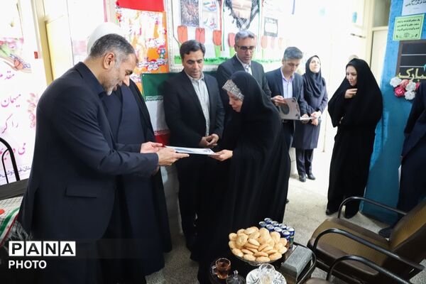 تجلیل مسئولان استانی از دانش‌آموزان و عوامل دبستان میقات به خاطر اقدام انسان‌دوستانه