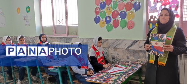 توزیع کتاب « از ایرانمان دفاع می کنیم » در بین دانش‌آموزان پیشتاز مدرسه شهید خاقانی شهرستان شیروان