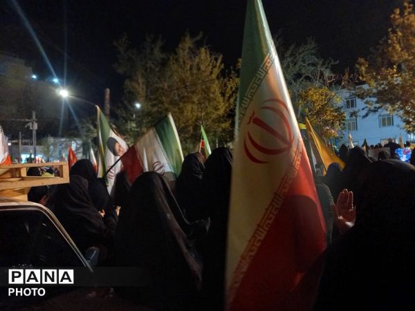 مردم تویسرکان در تجمع شبانه بر استمرار همراهی با انقلاب تأکید کردند