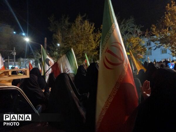 مردم تویسرکان در تجمع شبانه بر استمرار همراهی با انقلاب تأکید کردند