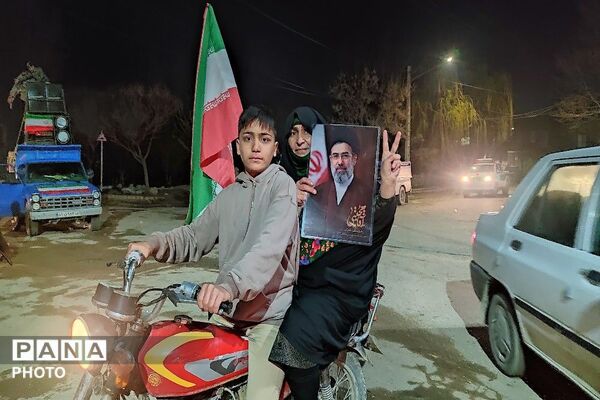 حضور پرشور مردم در کاروان خودرویی از بلوار حسینیه شهدا تا گلزار شهدای شهر بار