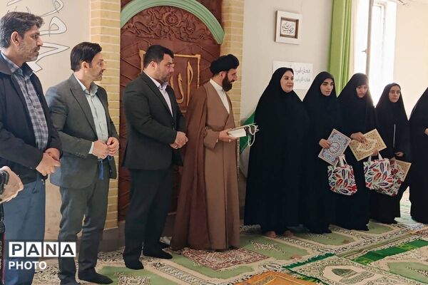 اقامه نماز جماعت و تجلیل از دانش آموزان برتر کنگره قرآنی سمپاد در دبیرستان فرزانگان قرچک