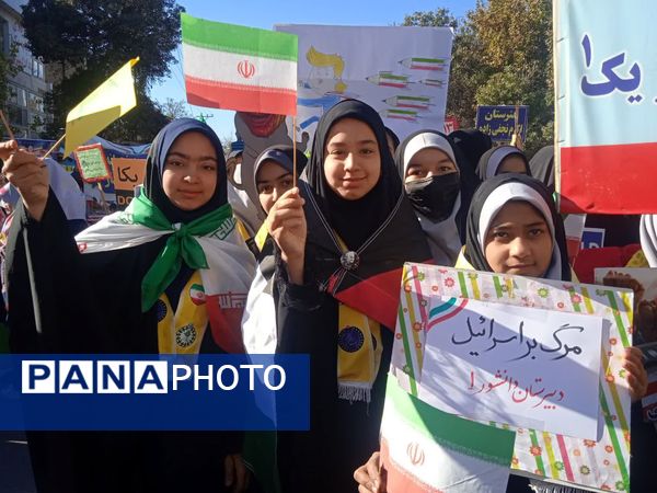 حضور پر شور دانش آموزان نیشابوری در راهپیمایی ١٣ آبان