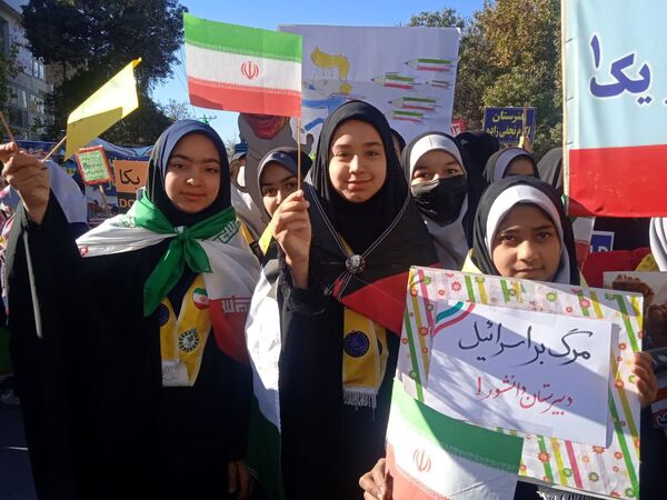 حضور پر شور دانش آموزان نیشابوری در راهپیمایی ١٣ آبان