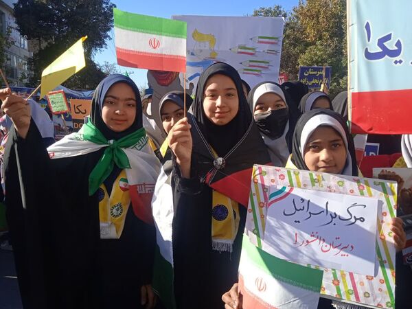 حضور پر شور دانش آموزان نیشابوری در راهپیمایی ١٣ آبان