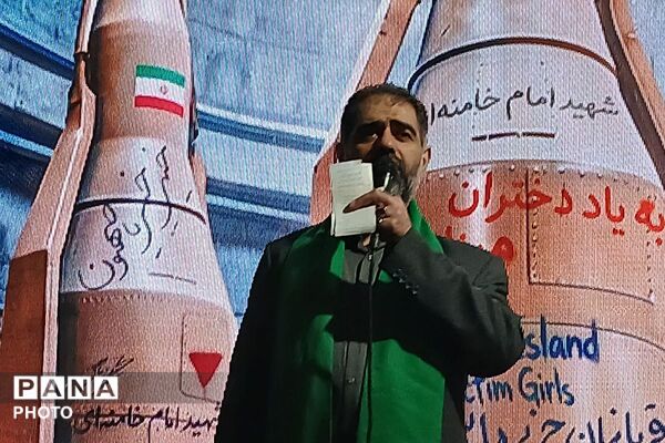 دختران «جان فدای ایران» در میدان امام خمینی(ره) ورامین 