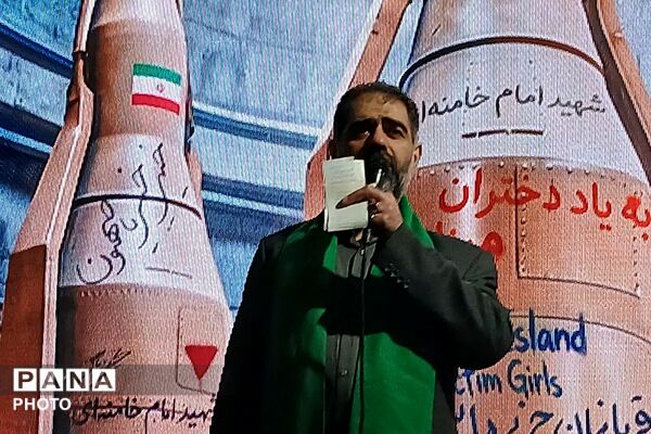 دختران «جان فدای ایران» در میدان امام خمینی(ره) ورامین 