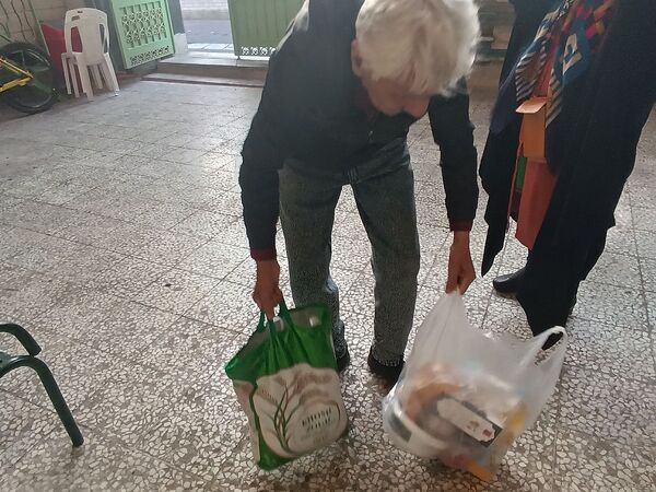 اهدای بسته‌های معیشتی به نیازمندان در ناحیه ۲ کرج
