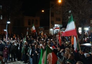پرچمی که با دل‌ها برافراشته می‌ماند
