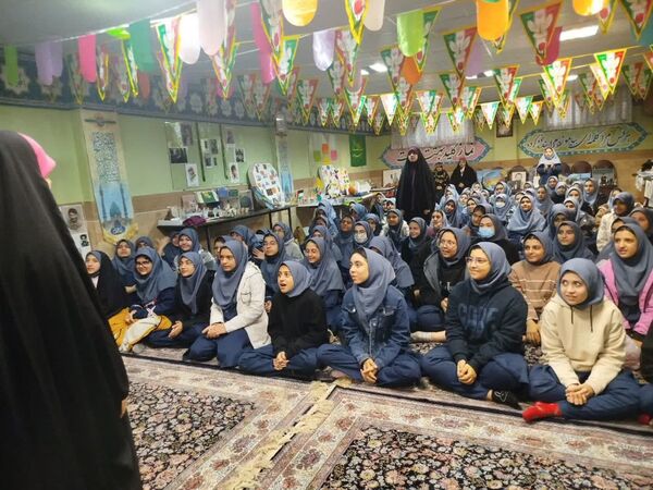 جشن با شکوه انقلاب در دبیرستان فدک منطقه ۱۲