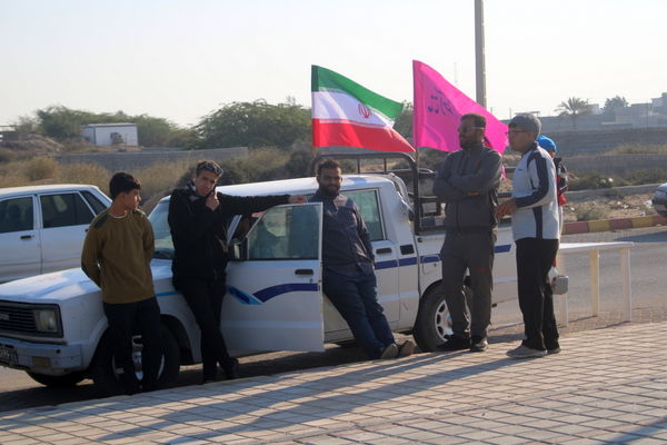 پیاده‌روی خانوادگی در روستای هلیله شهرستان بوشهر 