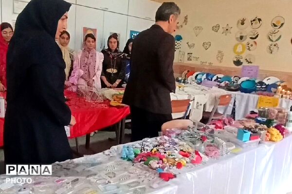 نمایشگاه کار و فناوری در دبیرستان نشاط بهارستان‌دو