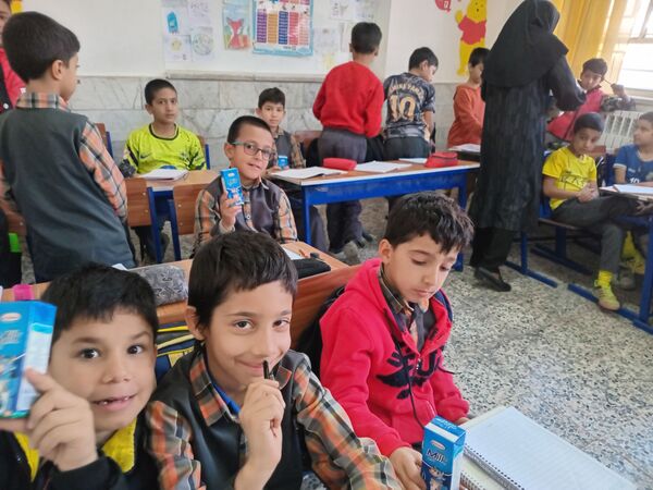توزیع شیر گامی برای سلامت و نشاط دانش‌آموزان در دبستان شهید پسندیده فدافن 