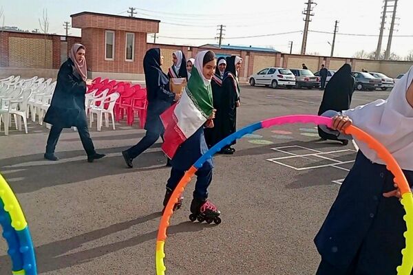 افتتاح زمین چمن مصنوعی آموزشگاه دخترانه شاهد فرهنگ همزمان با جشن ۲۲ بهمن
