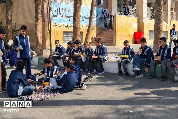 تجربه لحظاتی شاد در مدرسه شهید حاج جعفری به مناسبت روز جهانی غذا و بهداشت روان