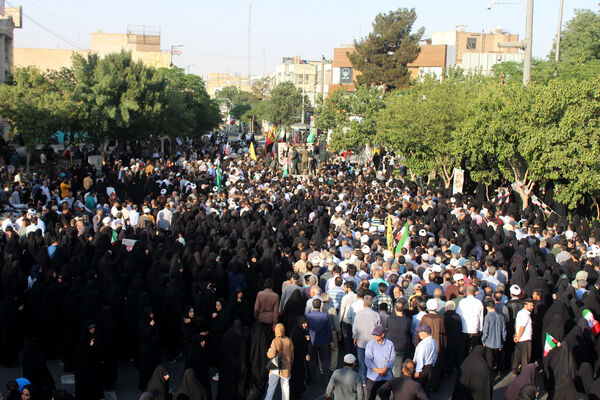 جلوه‌های حماسی از حضور نوجوانان قمی در مراسم تشییع شهدا 