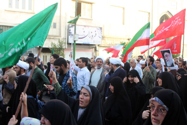 جلوه‌های حماسی از حضور نوجوانان قمی در مراسم تشییع شهدا 