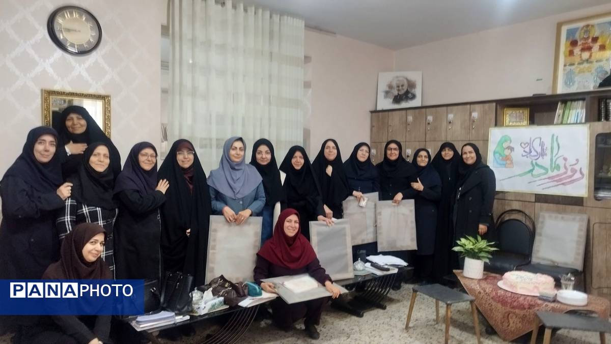 جشن روز مادر و ولادت حضرت زهرا (س) در دبیرستان شاهد تکتم ناحیه ۳