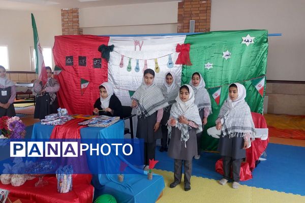 مراسم دهه‌فجر در دبستان صدیقه‌کبری فیروزکوه با اجرای سرود و تقدیر از دانش‌آموزان برگزیده