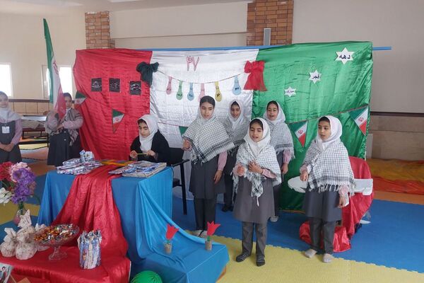 مراسم دهه‌فجر در دبستان صدیقه‌کبری فیروزکوه با اجرای سرود و تقدیر از دانش‌آموزان برگزیده