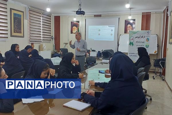 کارگاه آموزشی پیشگیری از آسیب‌های اجتماعی در دبیرستان دستغیب ناحیه 3 شیراز