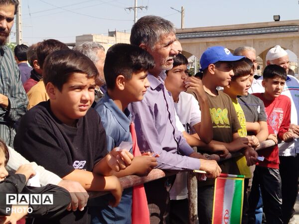 هم‌قدم با خانواده به یاد حماسه‌سازان دفاع مقدس