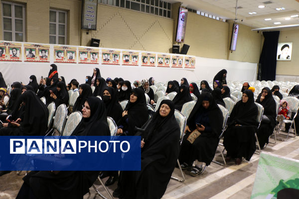 رونمایی کتاب «از مدرسه تا سنگر» در قم