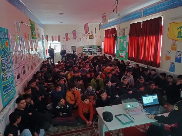 کارگاه آموزشی پیشگیری از آسیب‌های فضای مجازی در دبیرستان رجایی