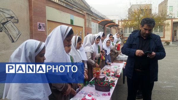 بازارچه دانش‌آموزی به‌مناسبت هفته بسیج دانش‌آموزی