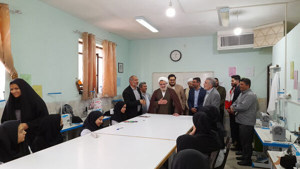 بازدید مسئولان جعفرآباد قم از نمایشگاه تولیدات دانش‌آموزی در هنرستان حضرت زهرا(س)