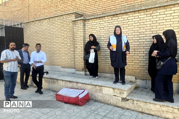 مربیان پیشتاز منطقه ۵ تهران، اصول تخصصی برپایی چادرهای امدادی هلال‌احمر را فرا گرفتند