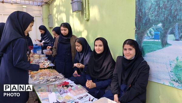 بازارچه کارآفرینی دانش آموزی  در دبیرستان صالحین نیشابور 