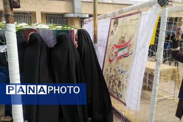 مزین شدن مدرسه حاج آقا توکلی به رایحه شهید گمنام 