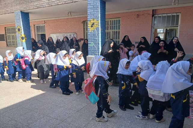 دانش آموزان هویزه به استقبال اول مهر رفتند