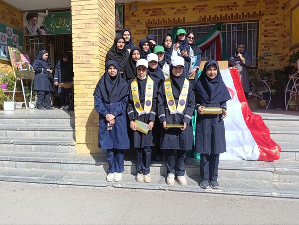 بزرگداشت روز دانش آموز در دبیرستان شاهد قدسیان 