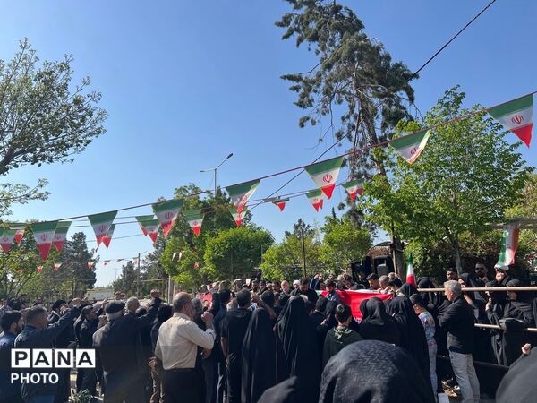 تشییع پیکر شهید رحمت الله عباسی ولدی بر دستان مردم کرج
