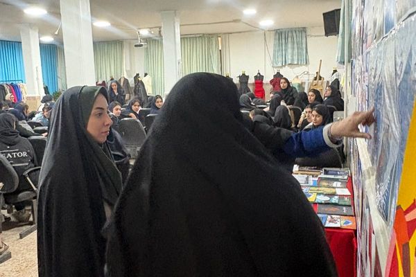 نمایشگاه دست‌سازه‌های خلاق در هنرستان تقوی‌پیشگان بهارستان۲