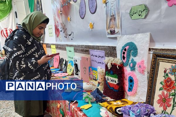 افتتاحیه نمایشگاه «مدرسه انقلاب» در مدرسه شهید شرافت بهارستان‌دو