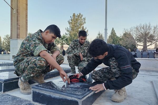 غبار روبی و عطرافشانی قبور مطهر شهدای روستای ظفرآباد