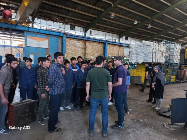 بازدید دانش‌آموزان هنرستان ثامن الائمه قم از کارخانه فریدولین