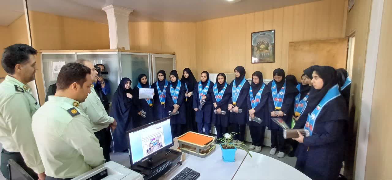پیشتازان سازمان دانش‌آموزی در کنار پلیس، به رنگ امنیت و دوستی