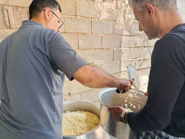 پخت و توزیع نذری در روز تاسوعای حسینی روستای حسن آباد داراب استان فارس